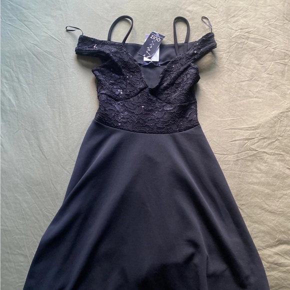 Elegant Black Lace Evening Dress - Picture 2 of 3